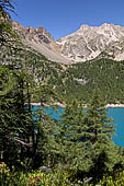 Dalla sponda Est del Lago Devero si ha piena visione della val Deserta e delle cime circostanti (pizzo Fizzo, punta di Valdeserta e Albrunhorn). 